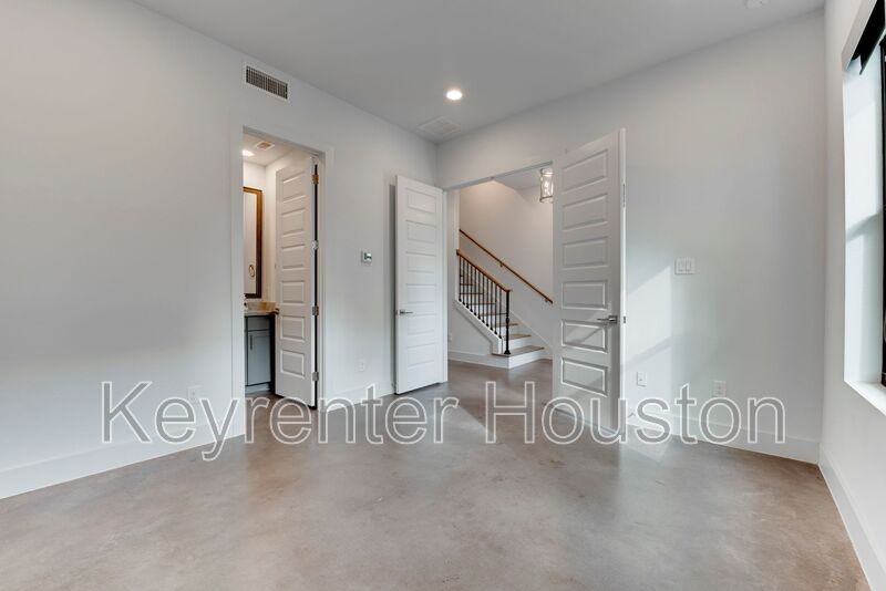 2928 Lamar St - Photo 5 of 35