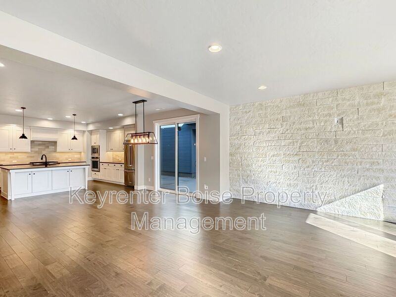 4326 E Parkcenter Blvd - Photo 3 of 20