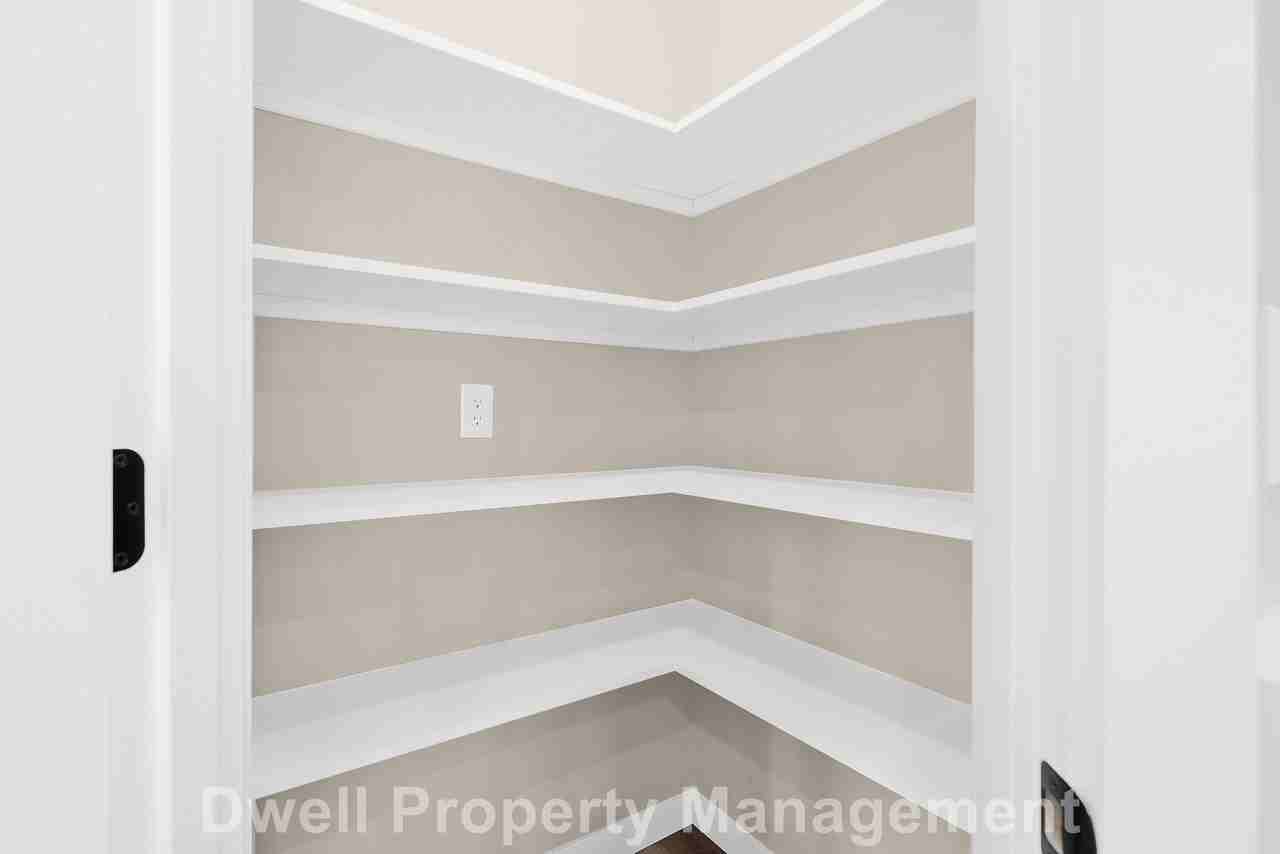 2834 Shore Pine Pl - Photo 2 of 11