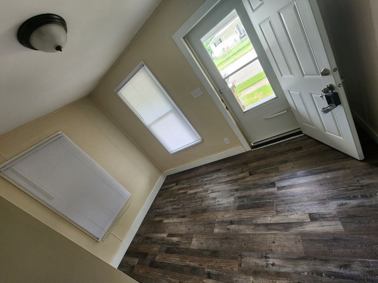 545 E Union St - Photo 3 of 6