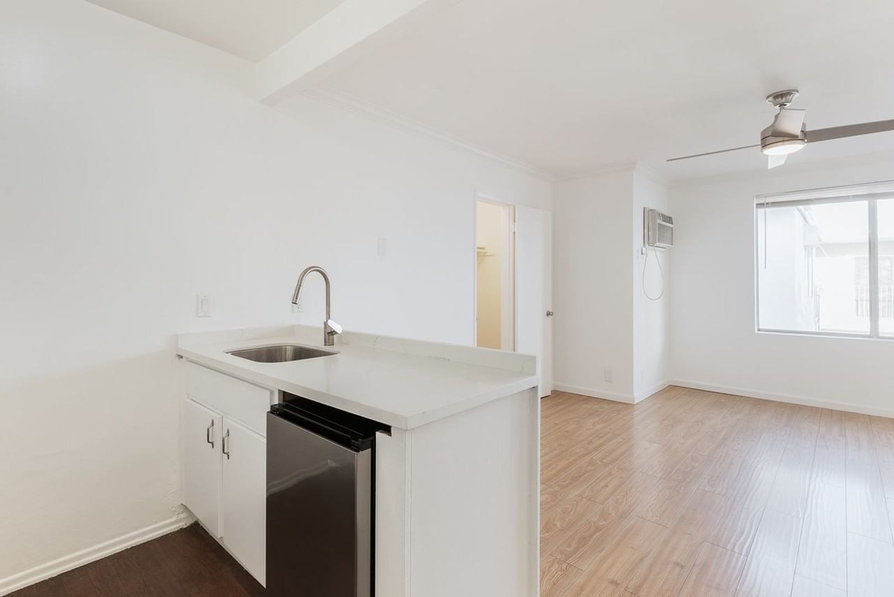 15115-15125 Victory Blvd - Photo 2 of 11