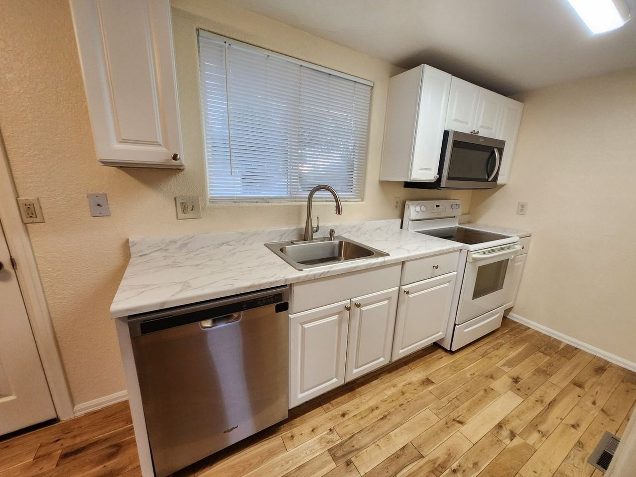 1205 Burnham St - Photo 2 of 12