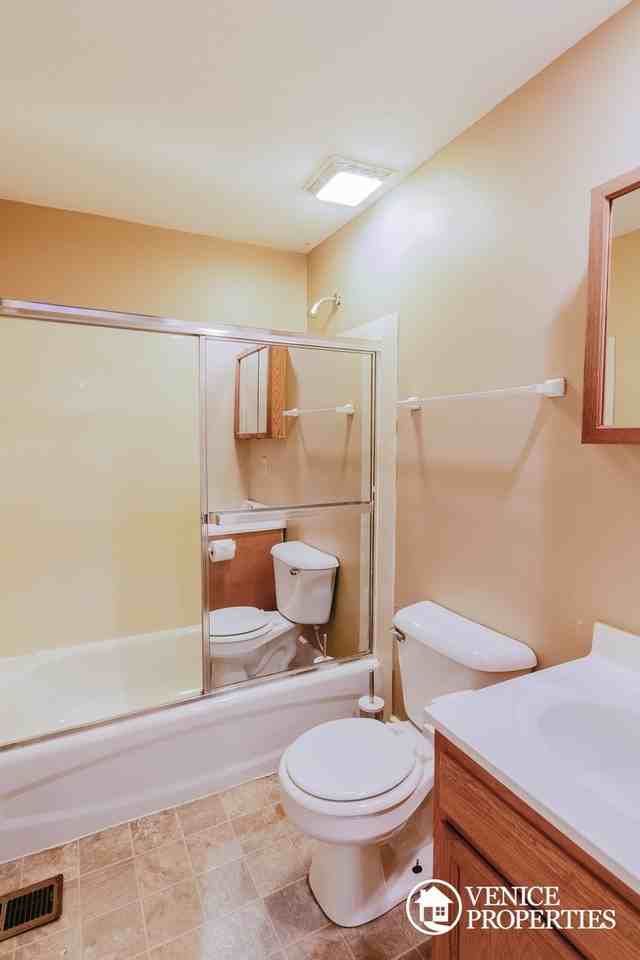 1992 Summit St - Photo 6 of 20