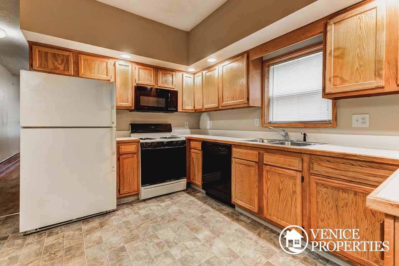 1994 Summit St - Photo 5 of 23