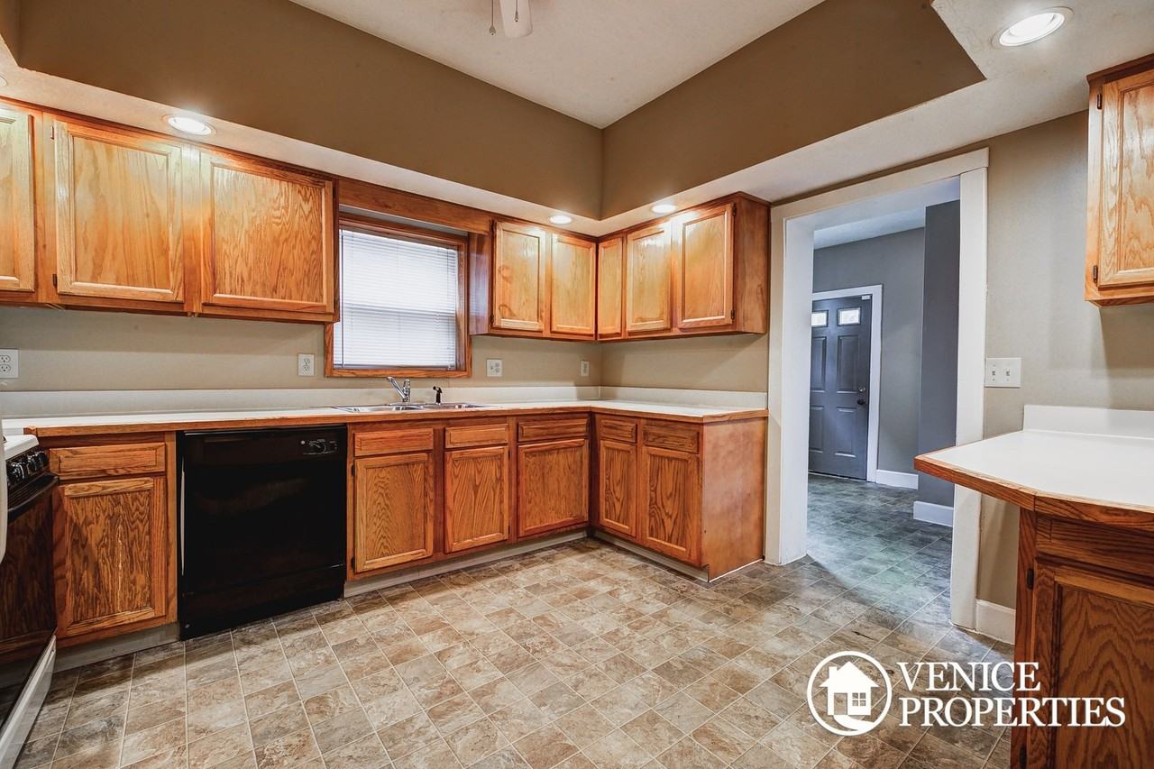 1994 Summit St - Photo 6 of 23