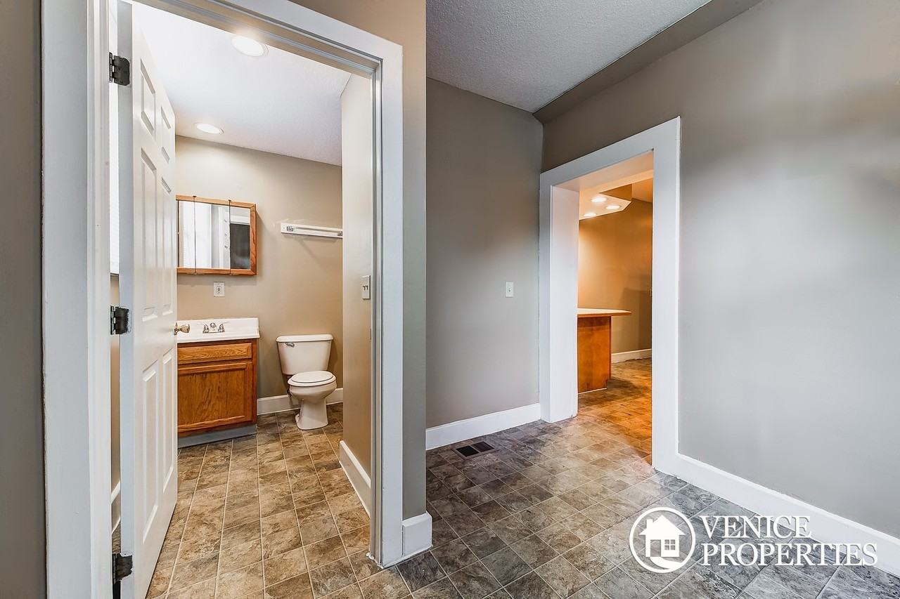 1994 Summit St - Photo 7 of 23