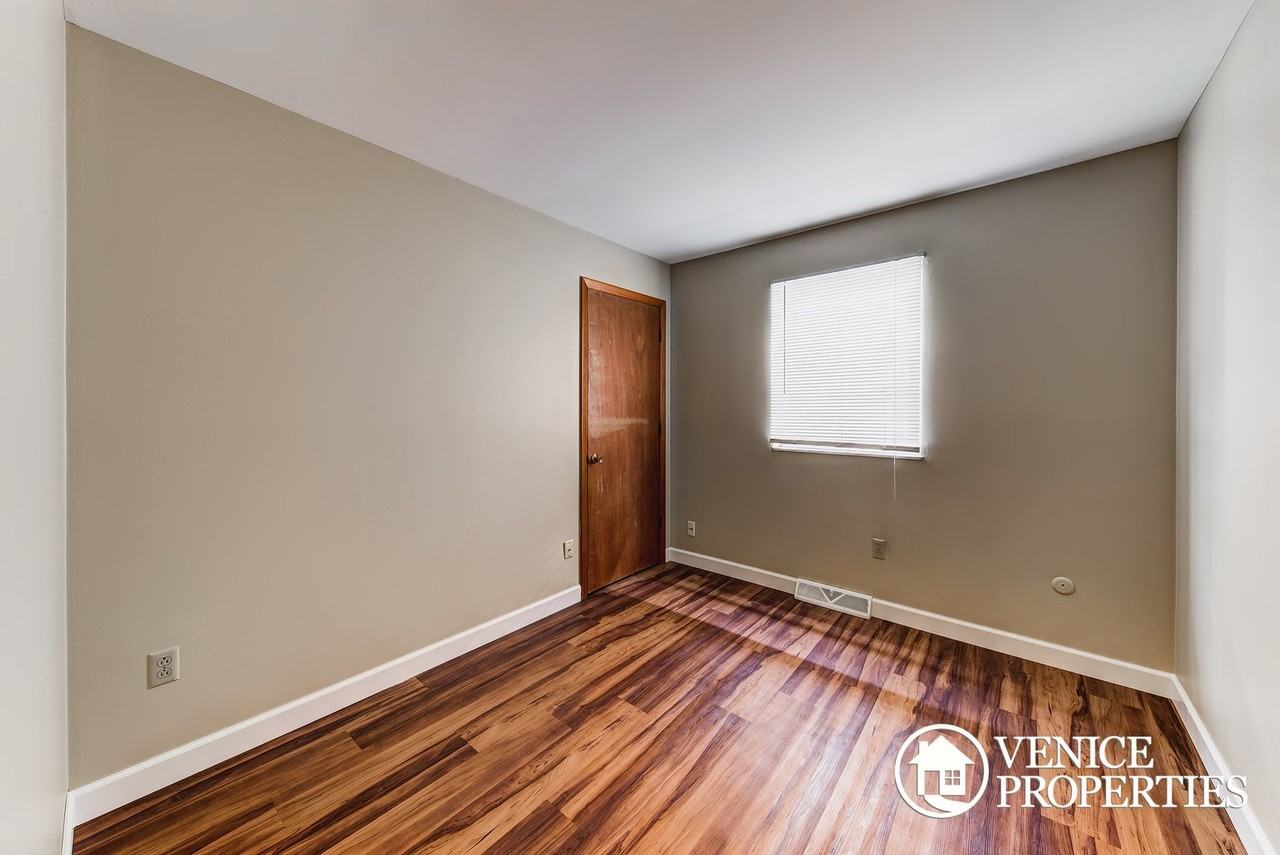 2139 Summit St - Photo 2 of 26