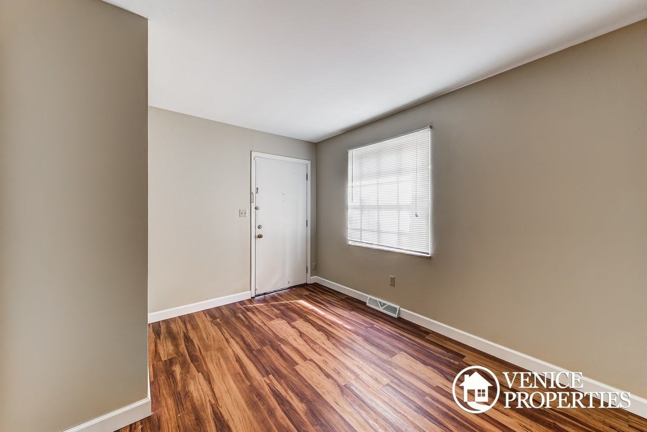 2139 Summit St - Photo 4 of 26