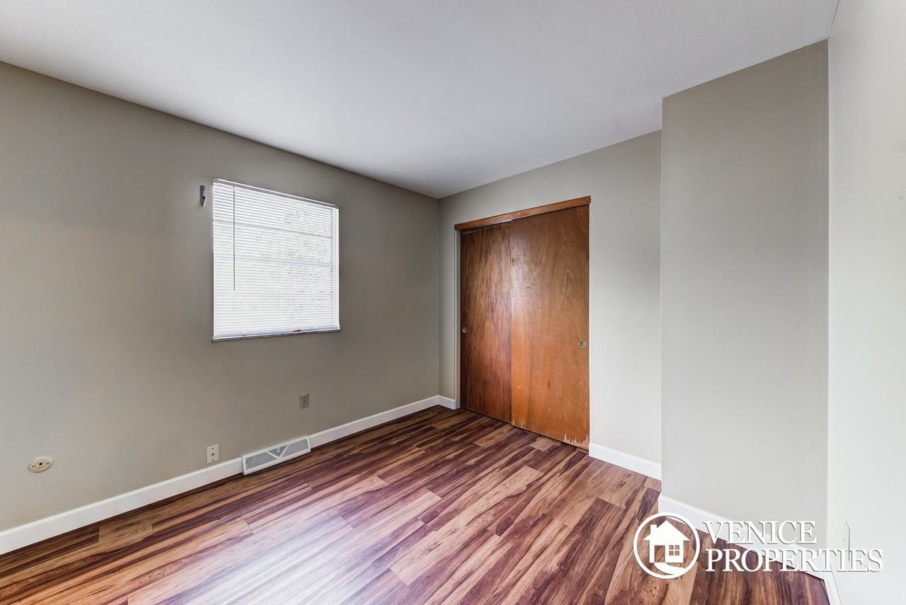2139 Summit St - Photo 5 of 26