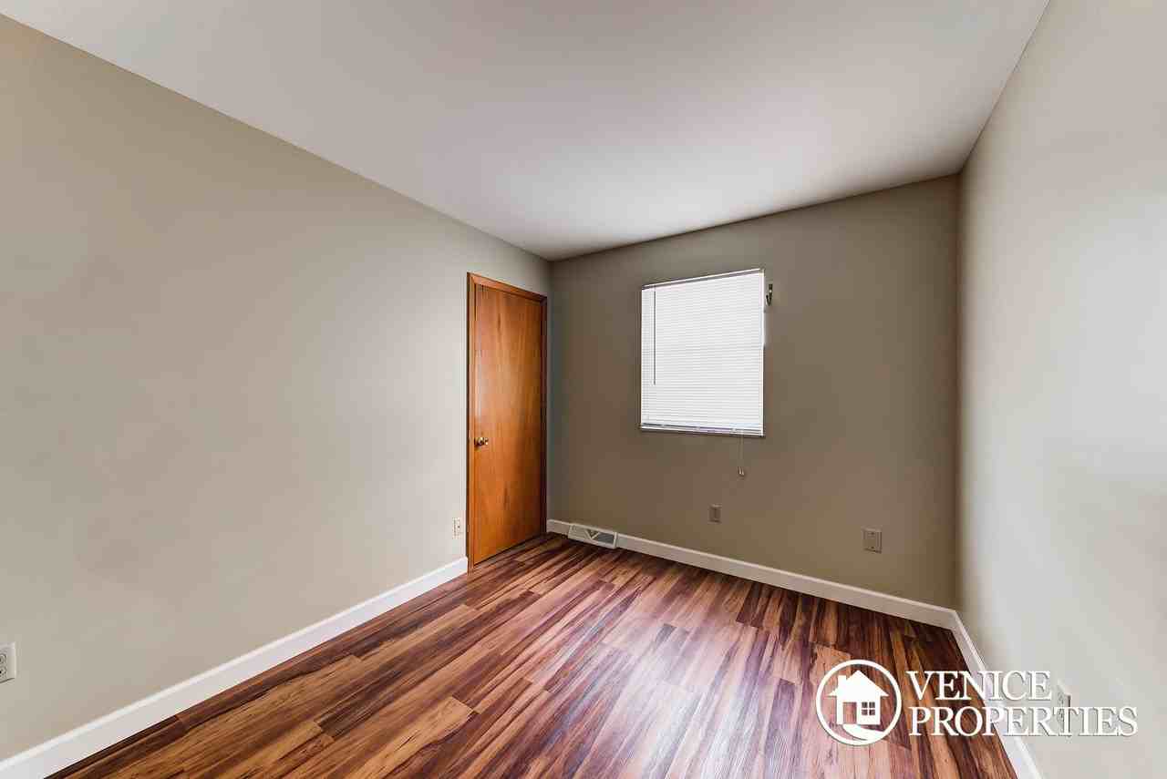 2139 Summit St - Photo 6 of 26