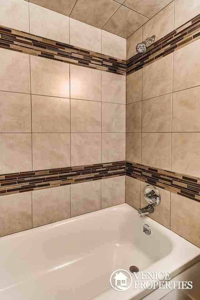 2139 Summit St - Photo 7 of 26
