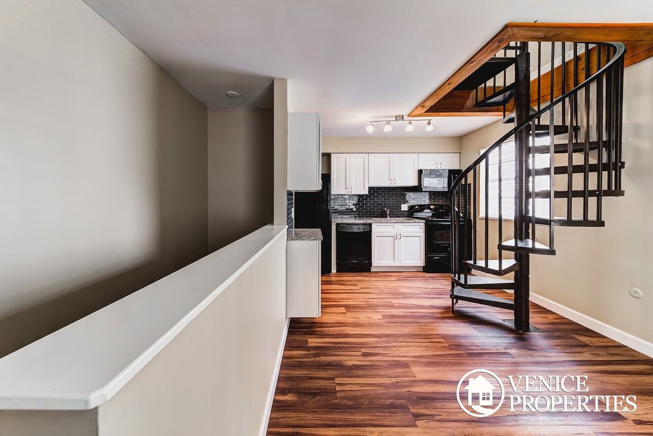 2141 Summit St - Photo 2 of 22