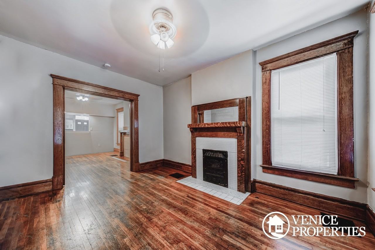 2176 Summit St - Photo 2 of 24