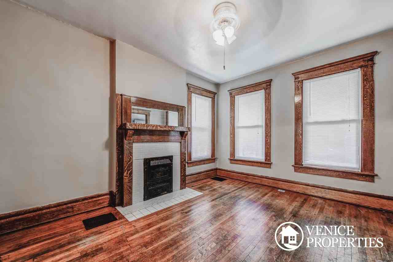 2176 Summit St - Photo 4 of 24