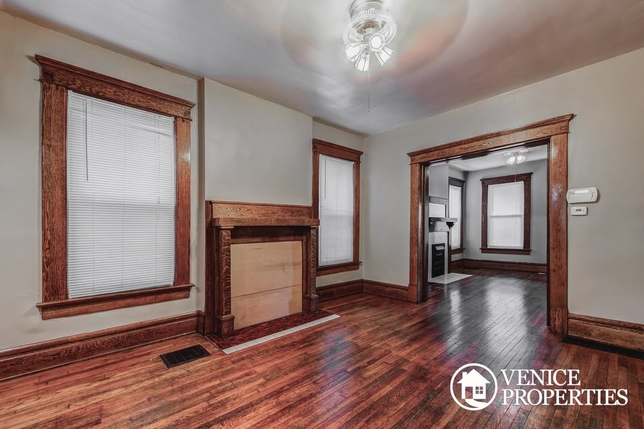 2176 Summit St - Photo 5 of 24