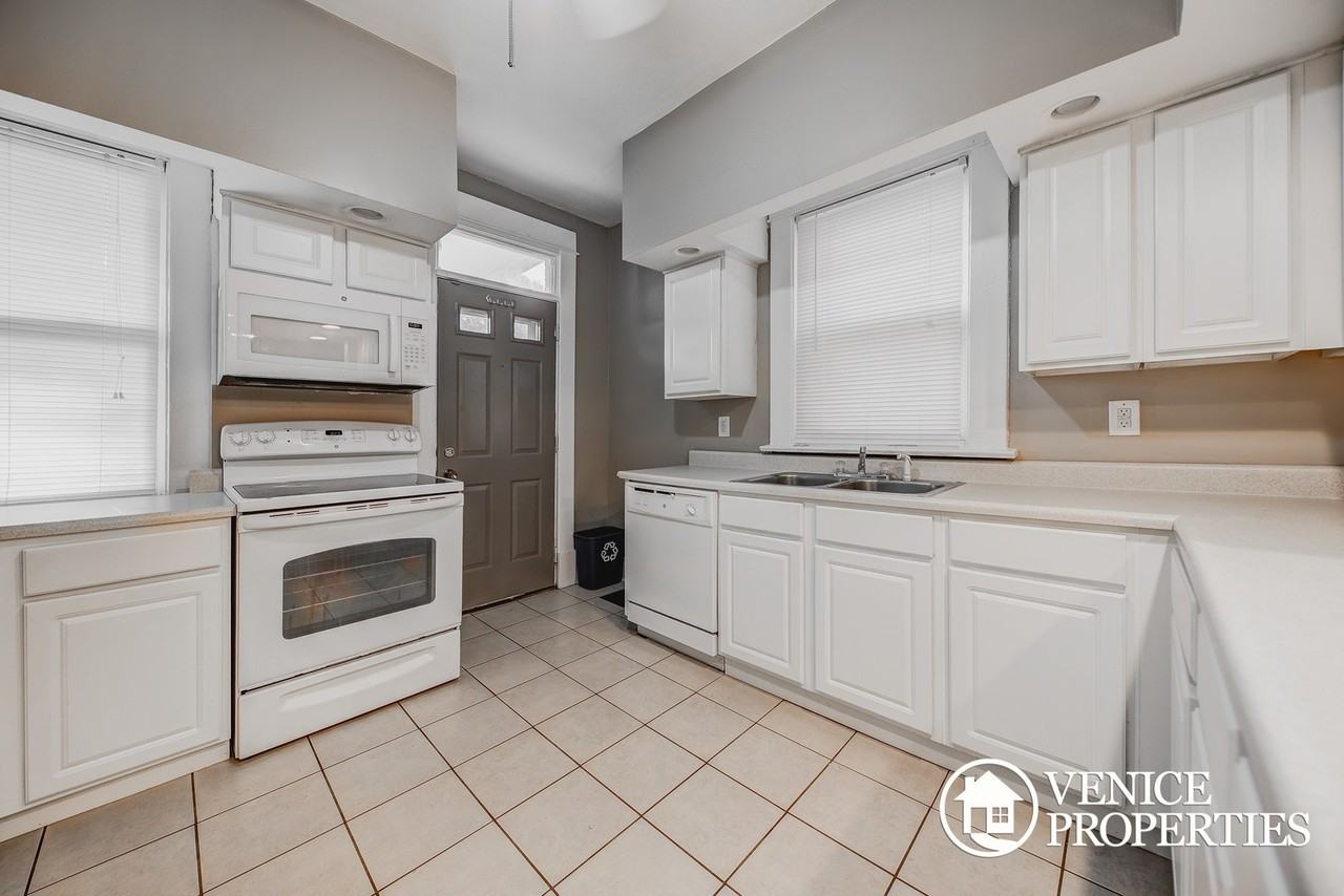 2176 Summit St - Photo 7 of 24