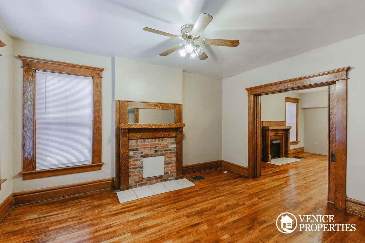 2178 Summit St - Photo 4 of 21