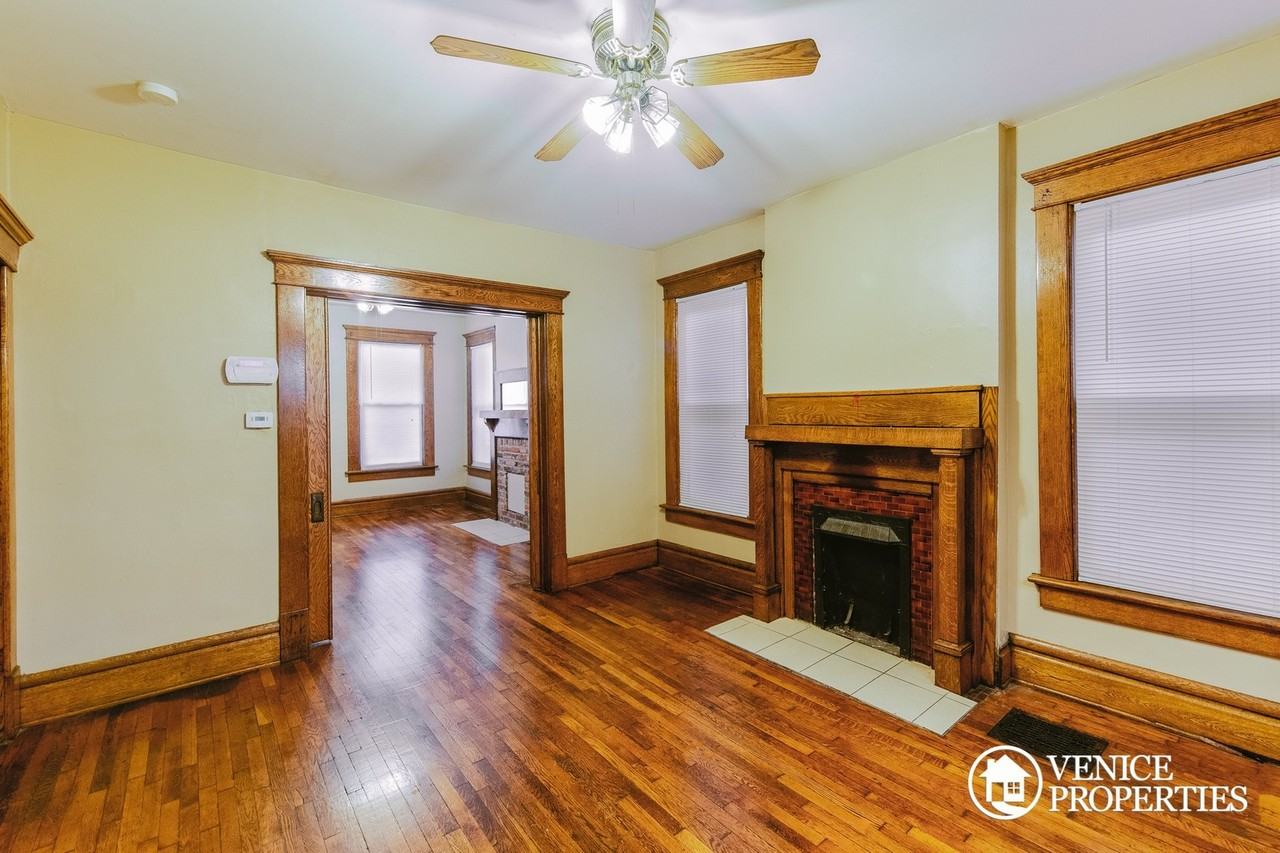 2178 Summit St - Photo 5 of 21