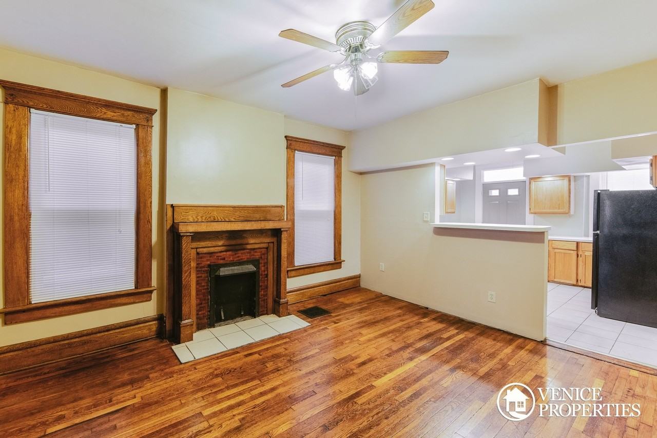 2178 Summit St - Photo 6 of 21