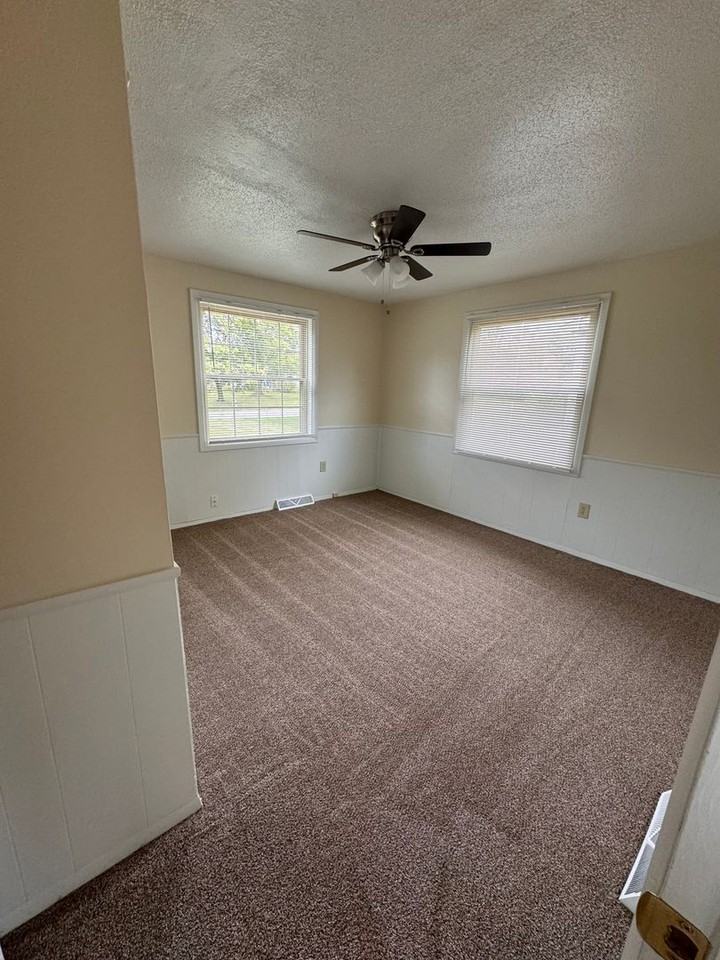 597 Aurora Dr - Photo 7 of 14