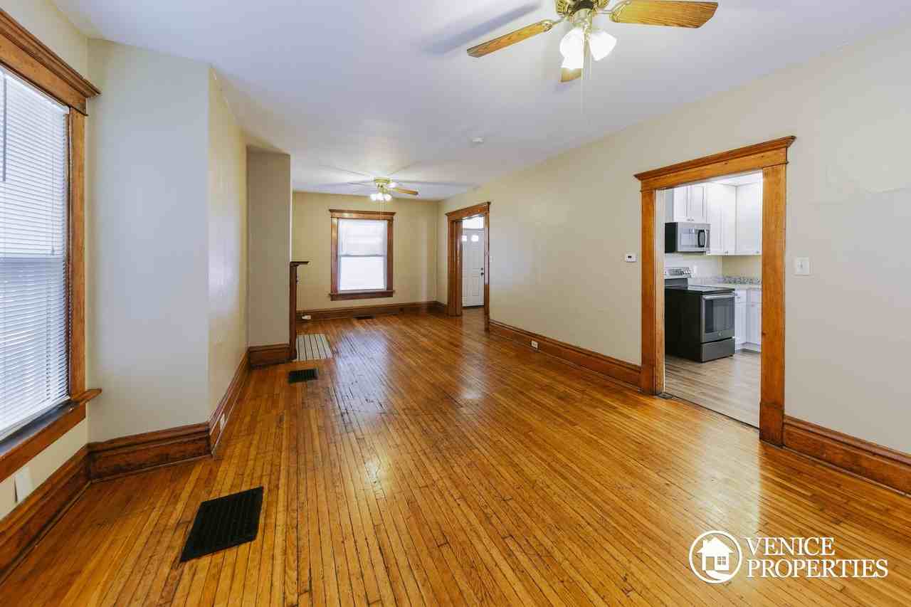 2136 Indiana Ave - Photo 5 of 20