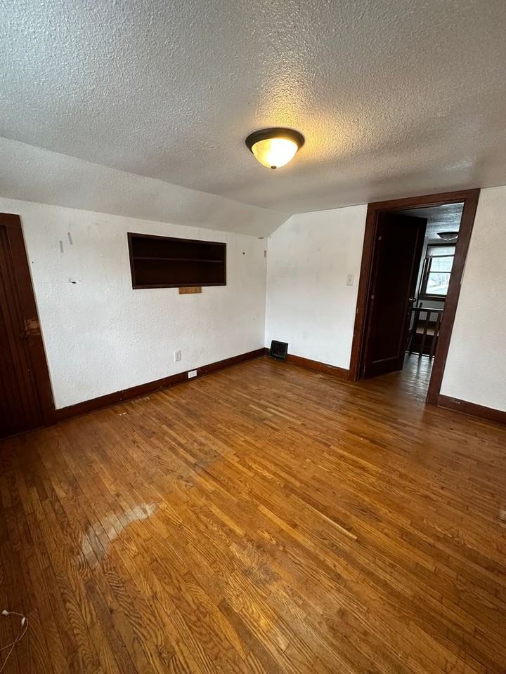 725 24th St N - Photo 2 of 28