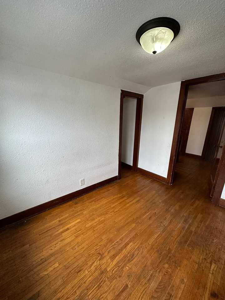 725 24th St N - Photo 3 of 28