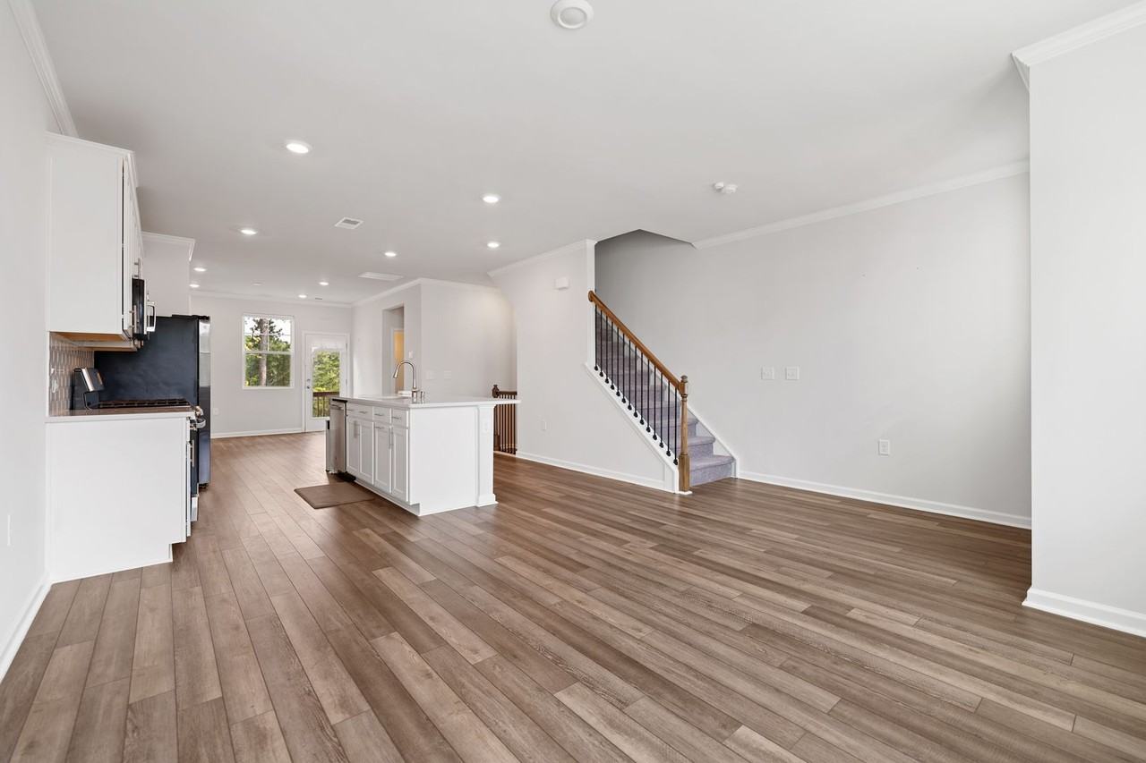 1090 Shoreside Dr - Photo 2 of 19