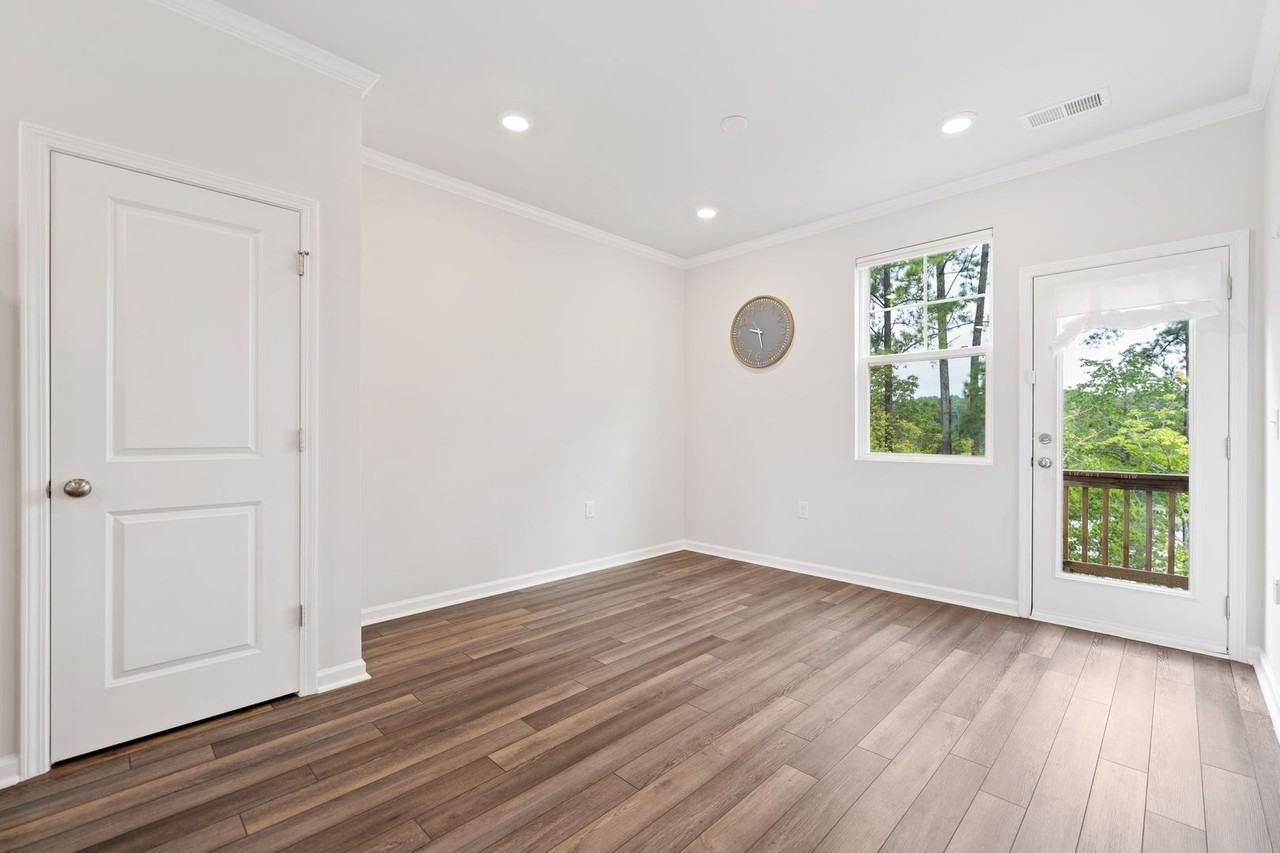 1090 Shoreside Dr - Photo 4 of 19