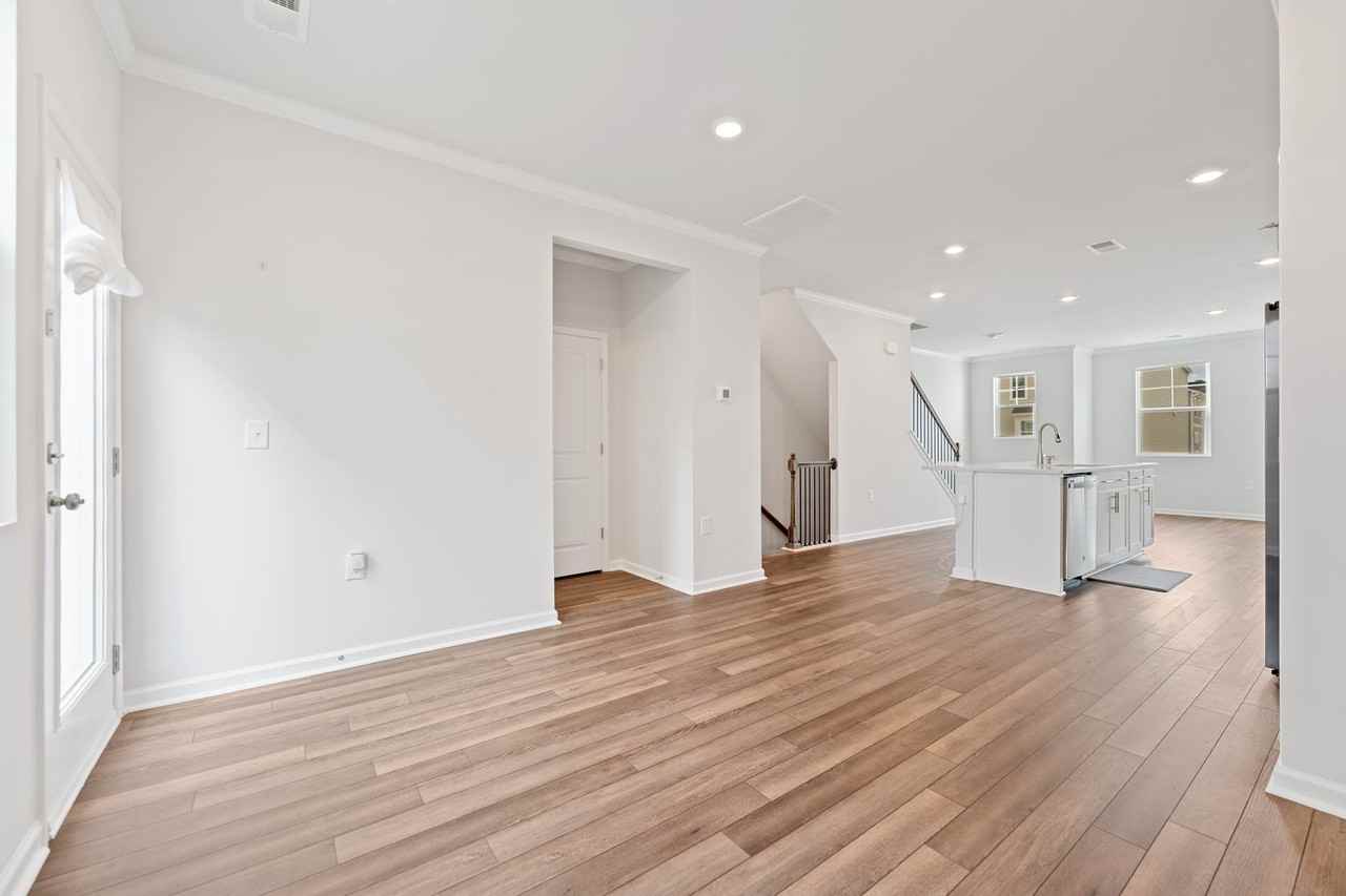 1090 Shoreside Dr - Photo 5 of 19