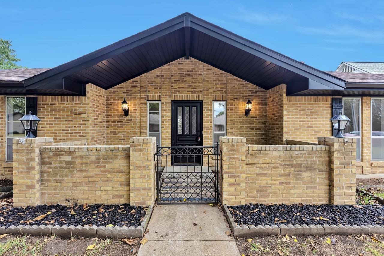 921 Autumn Lake Dr - Photo 2 of 26