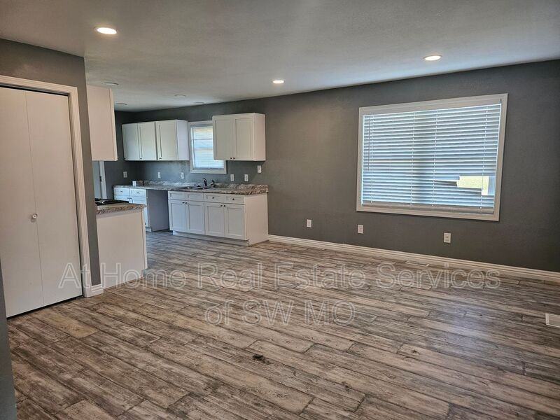 3315 W Waddill St - Photo 2 of 9