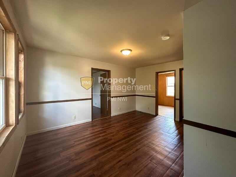 225 S Maple St - Photo 3 of 18