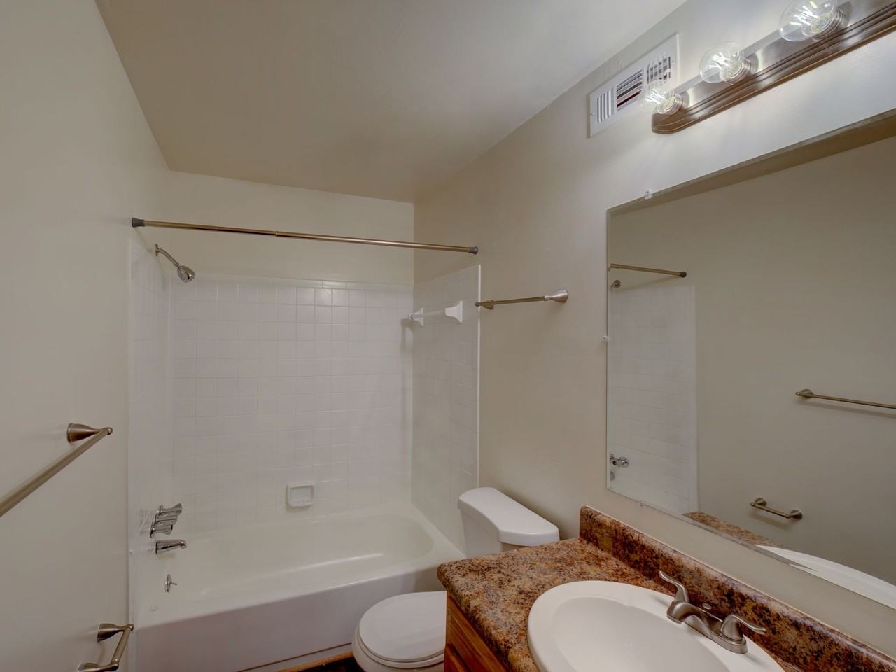 Thousand Oaks Apartments & Townhomes - Photo 4 of 23