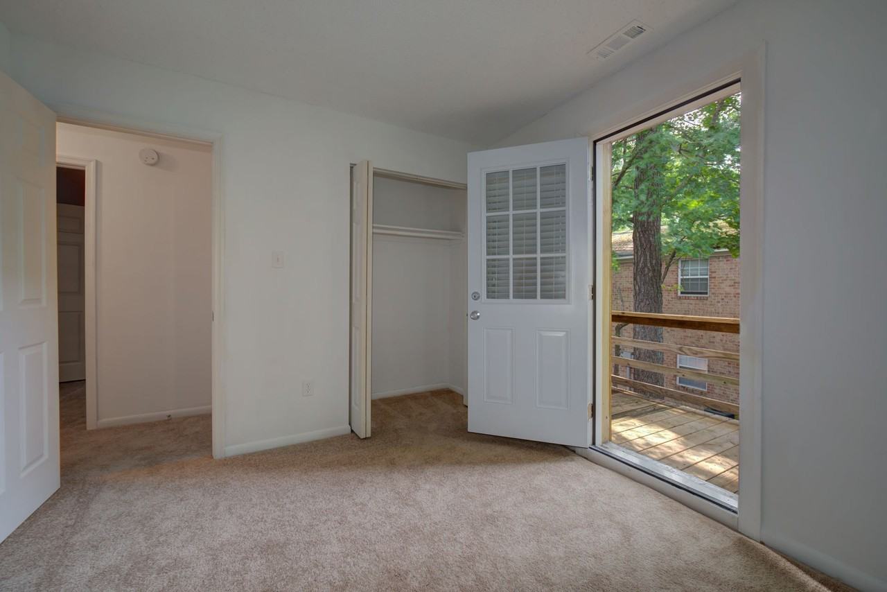 Thousand Oaks Apartments & Townhomes - Photo 5 of 23