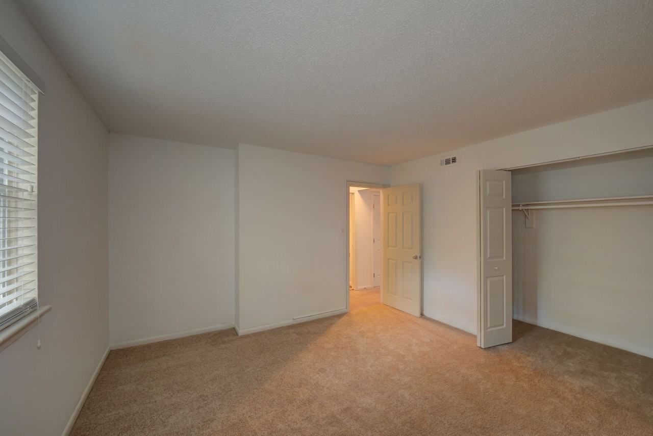 Thousand Oaks Apartments & Townhomes - Photo 6 of 23