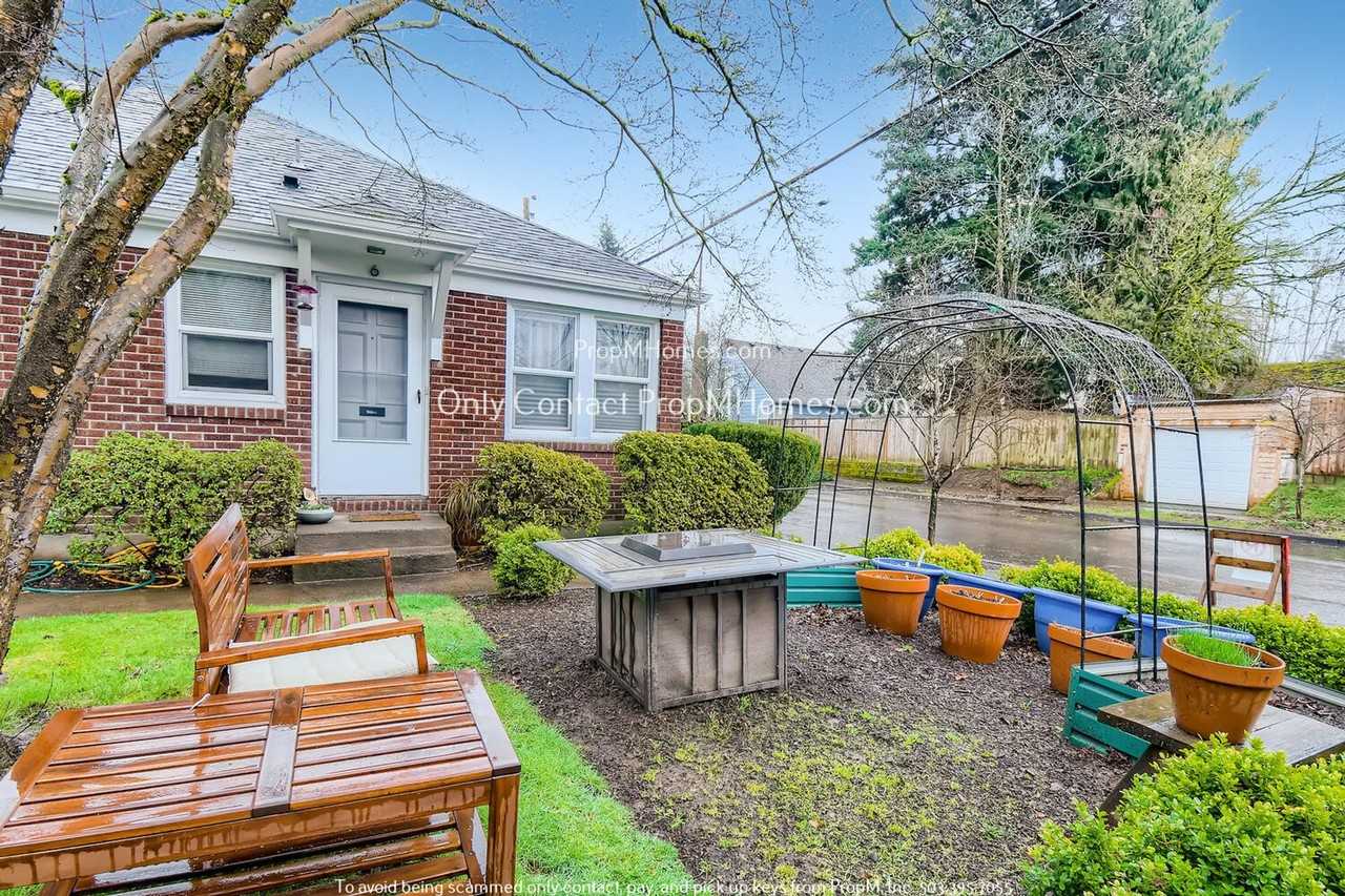 3311 Ne Going St #3 - Photo 2 of 22