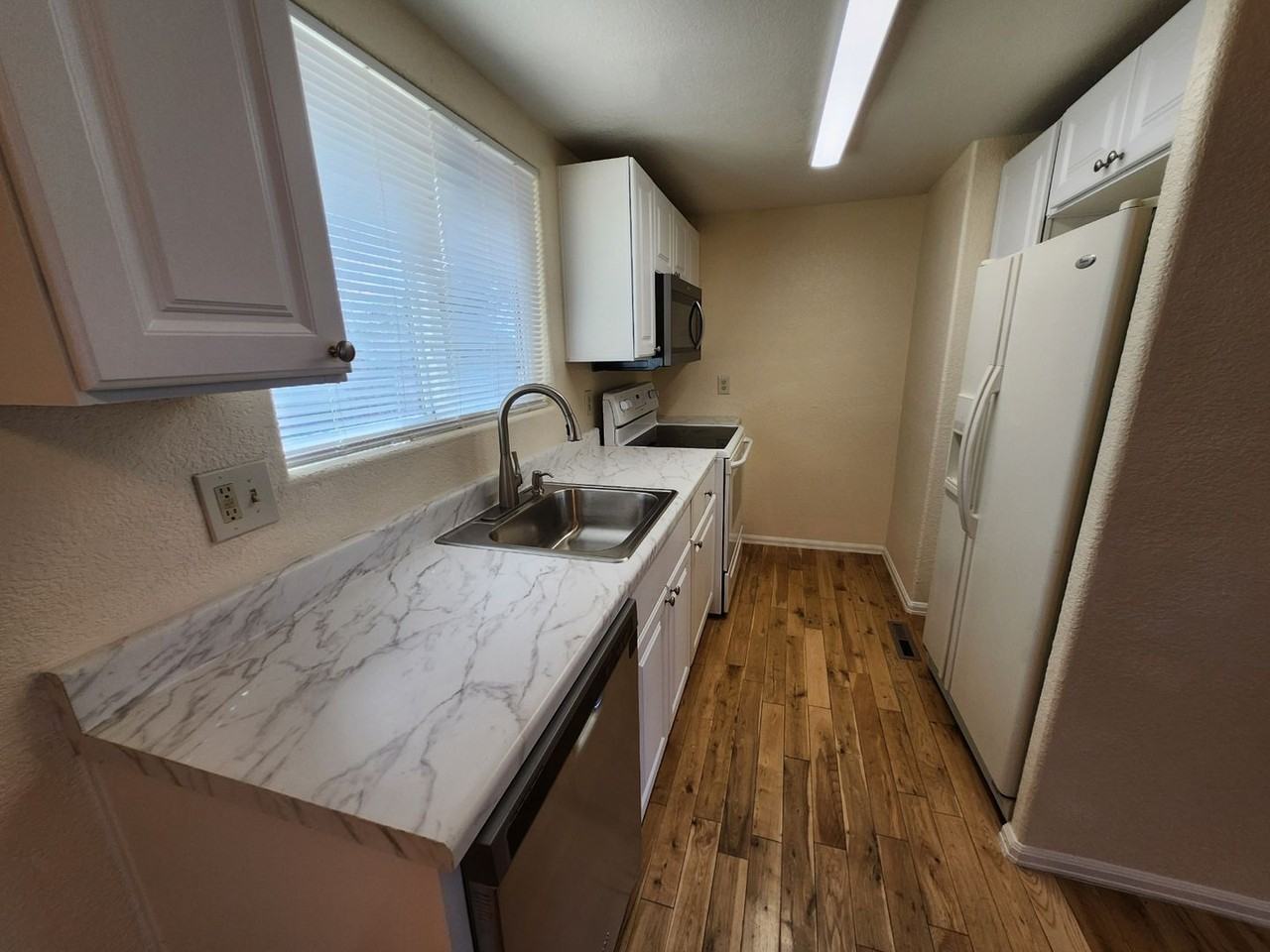 1205 Burnham St - Photo 3 of 12