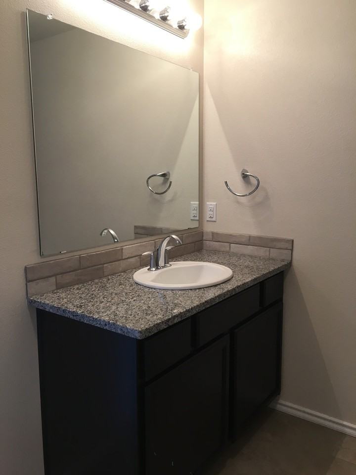 7418 103rd St - Photo 4 of 11
