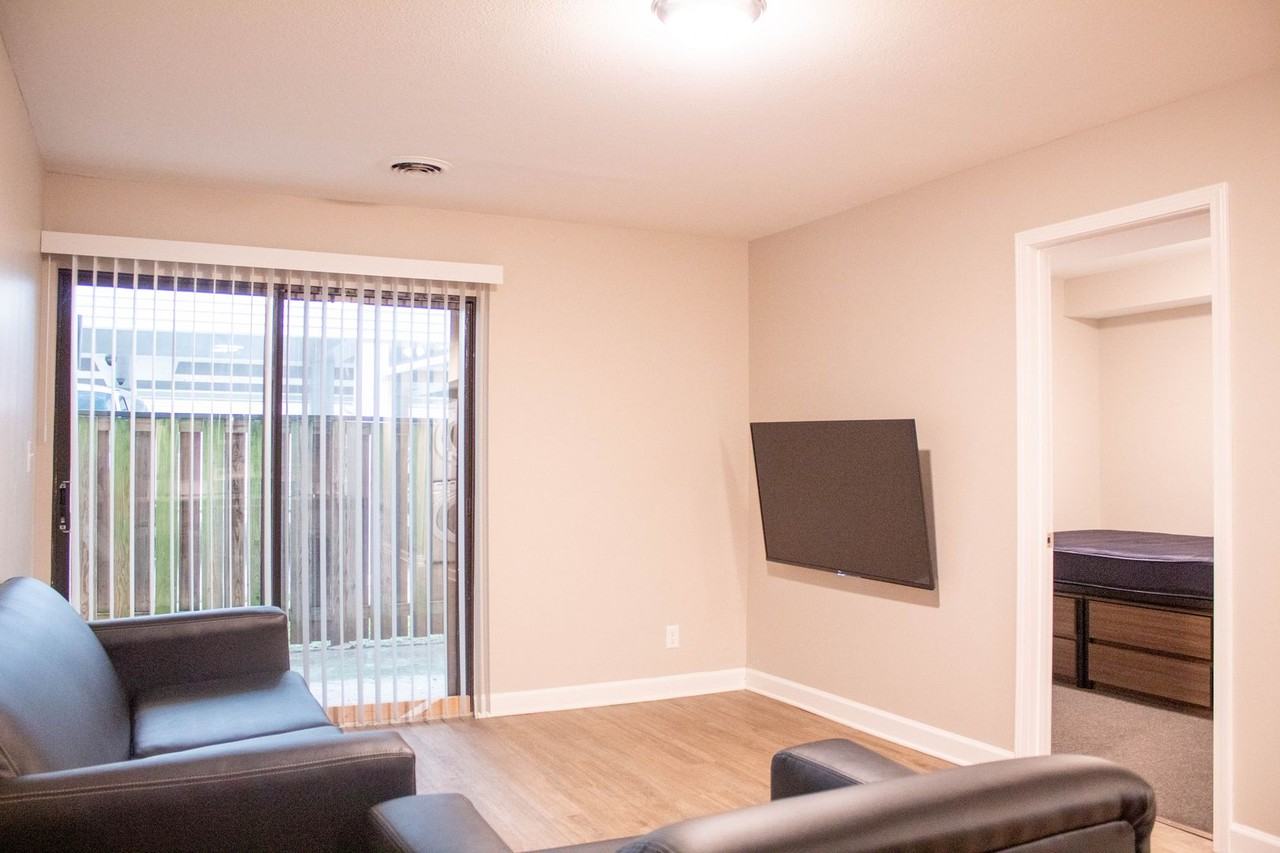 608 E White - Photo 3 of 45