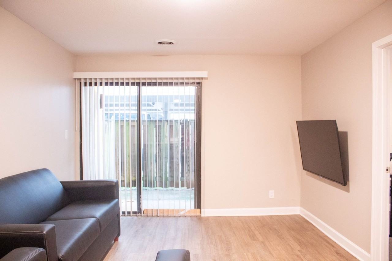 608 E White - Photo 4 of 45
