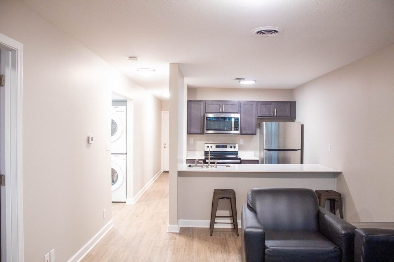608 E White - Photo 5 of 45
