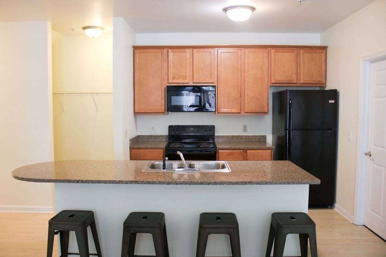 606 E Stoughton - Photo 5 of 50