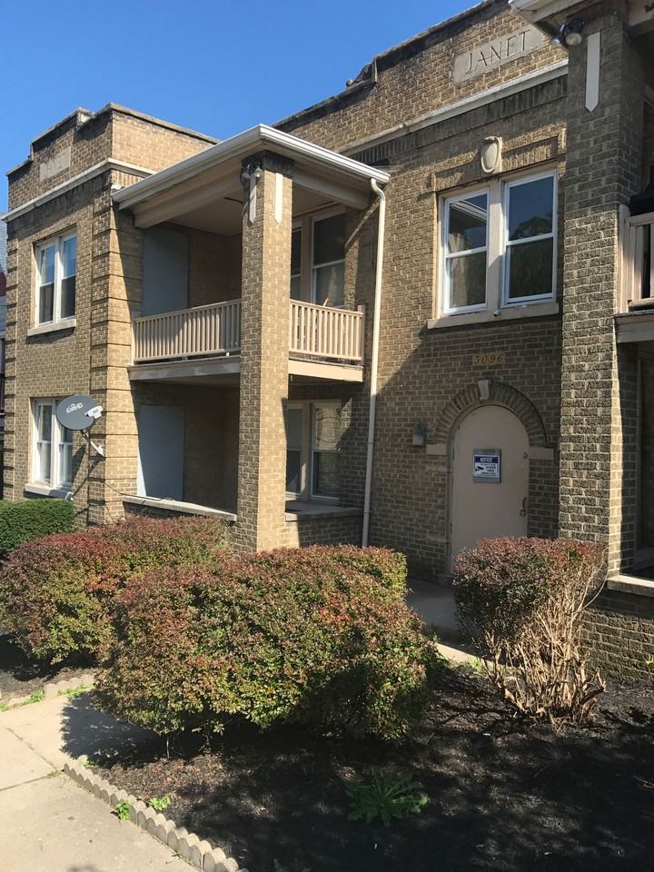 One-Bedroom Unit Available in Walnut Hills - Heat and Water Included - Photo 6 of 9