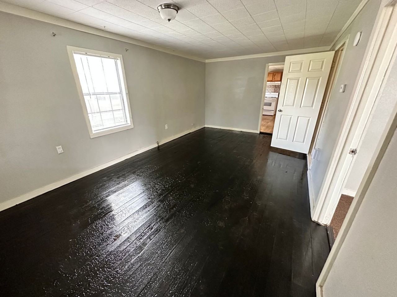 406 S Main - Photo 2 of 16