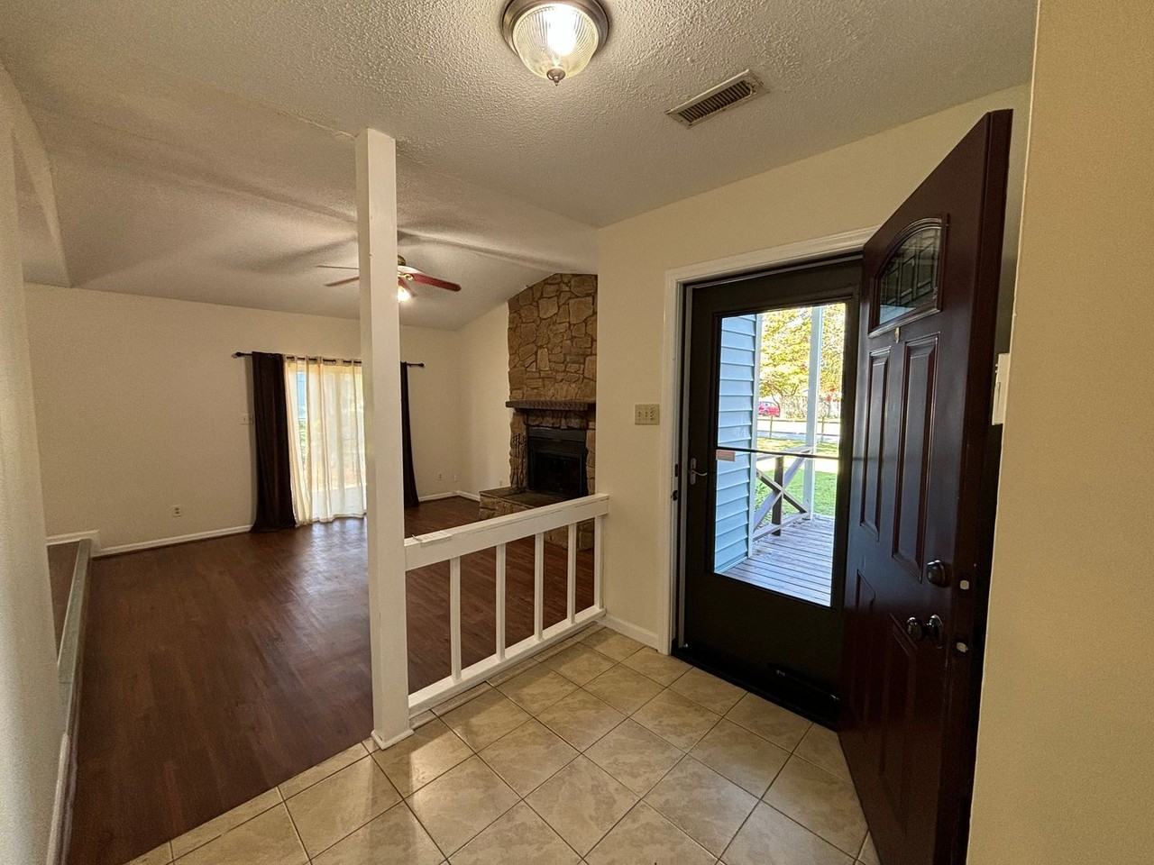 102 Lake Hurst Dr - Photo 2 of 16