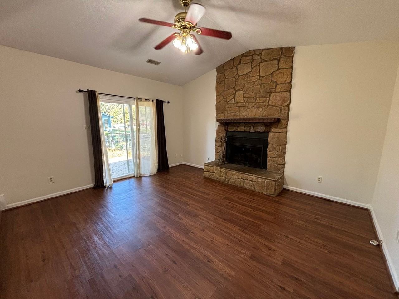 102 Lake Hurst Dr - Photo 3 of 16