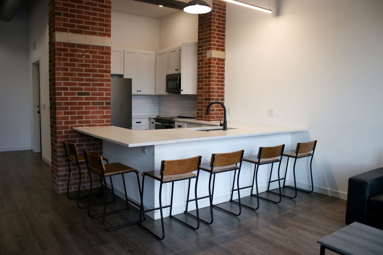 512 E Green - Photo 3 of 50