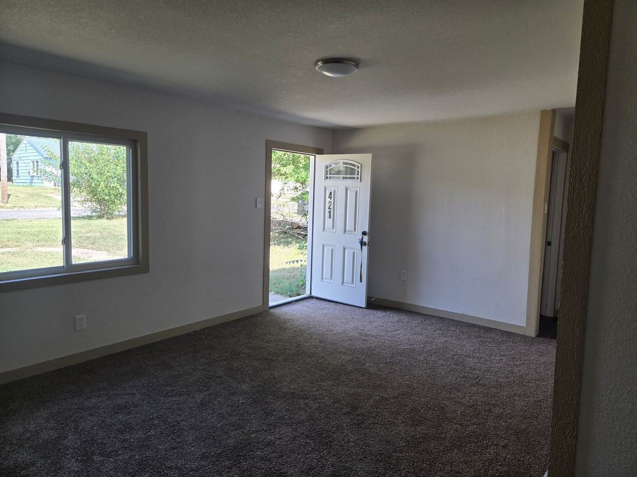 421 Se 35th St - Photo 2 of 7