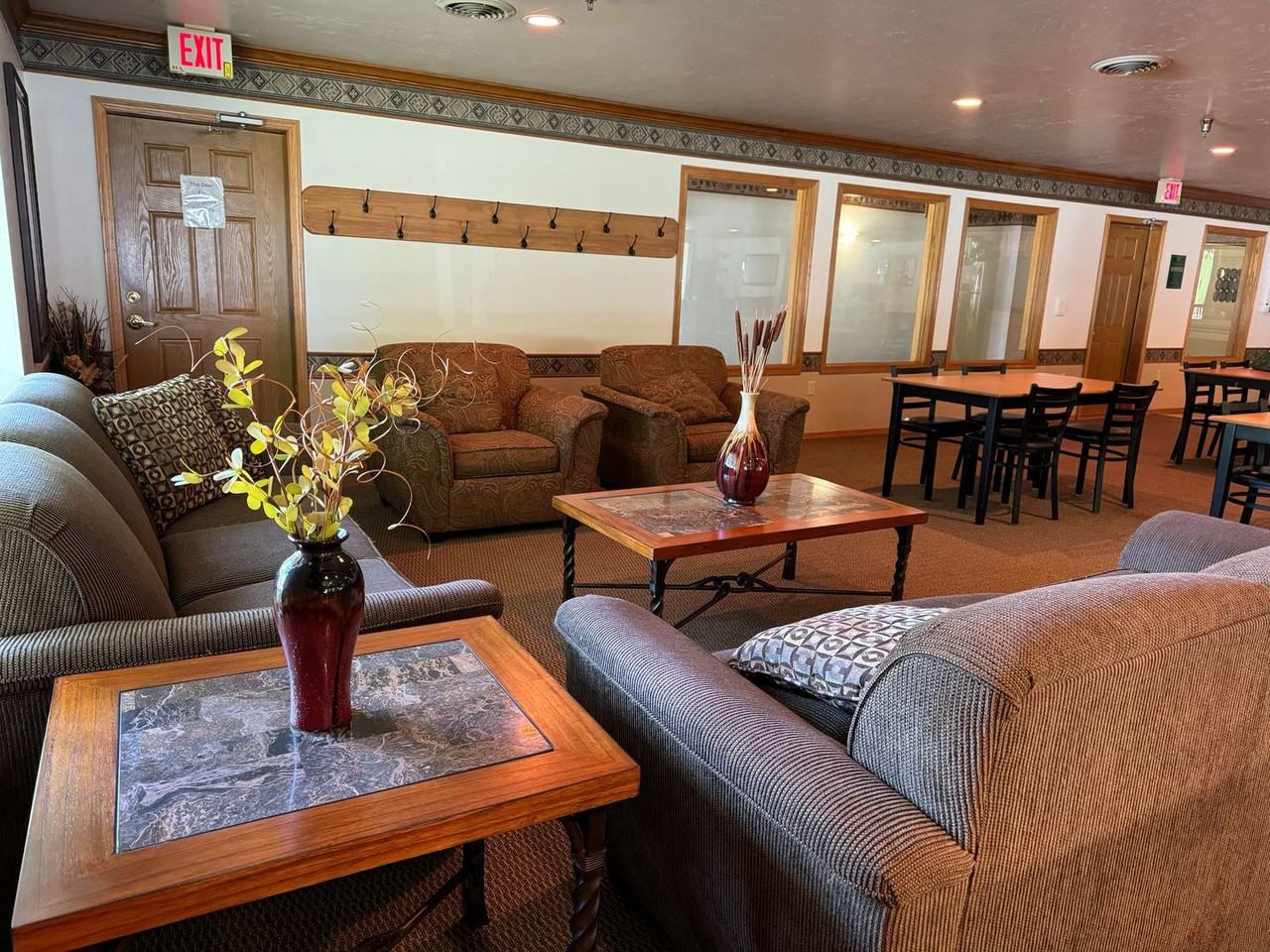 Colonial Court Apartments - Photo 4 of 50